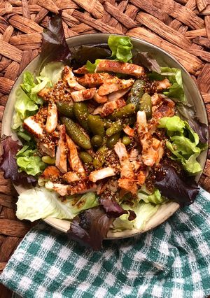 Una foto de Ensalada de brotes tiernos con pavo asado y pepinillos en vinagreta de mostaza