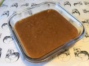 Une photo de compote de prunes