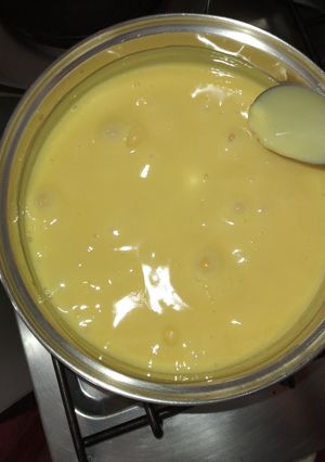 Una foto de Postre de crema fácil y rico, te saca de un apuro