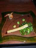 Timbal de lechugas con perlas de aguacate y dúo de camarones al ajillo