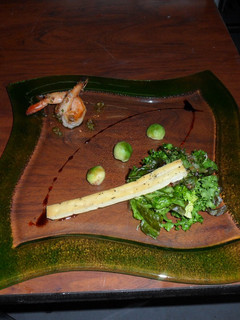 Una foto de Timbal de lechugas con perlas de aguacate y dúo de camarones al ajillo