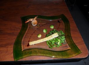 Una foto de Timbal de lechugas con perlas de aguacate y dúo de camarones al ajillo