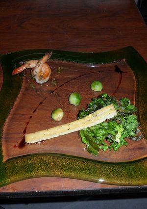 Una foto de Timbal de lechugas con perlas de aguacate y dúo de camarones al ajillo