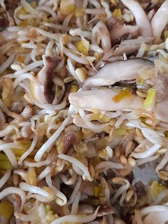 Foto de Cogumelos com Rebentos de Soja e Alho Francês