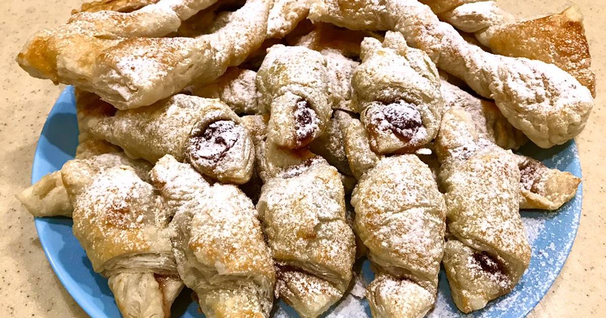 Слойки с повидлом из слоеного теста. Слойки с повидлом рецепт. Вертуты молдавские рецепт с фото. Слойка сеточкой. Слойка с повидлом.