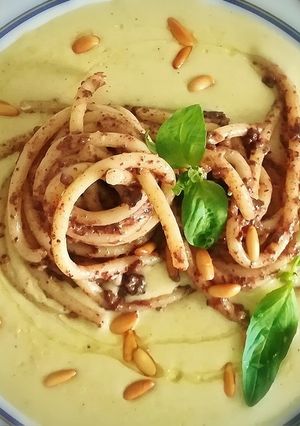 Una foto de Bucatini con paté fino de morcilla