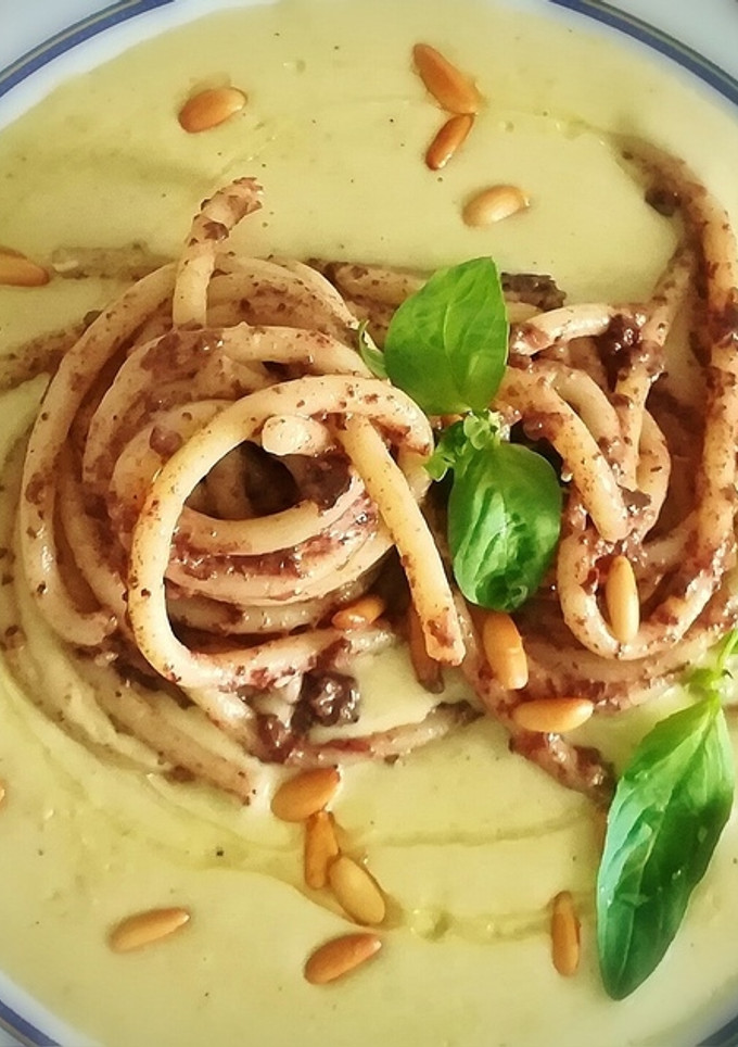 Una foto de Bucatini con paté fino de morcilla