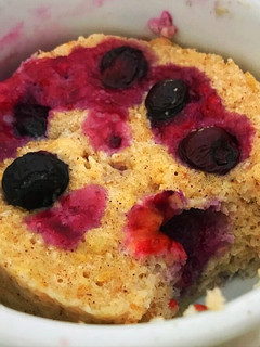 Una foto de Torta en taza light o mug cake de arándanos saludable al microondas (muffin de arándanos) 3 pasos
