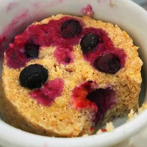 Torta en taza light o mug cake de arándanos saludable al microondas (muffin de arándanos) 3 pasos