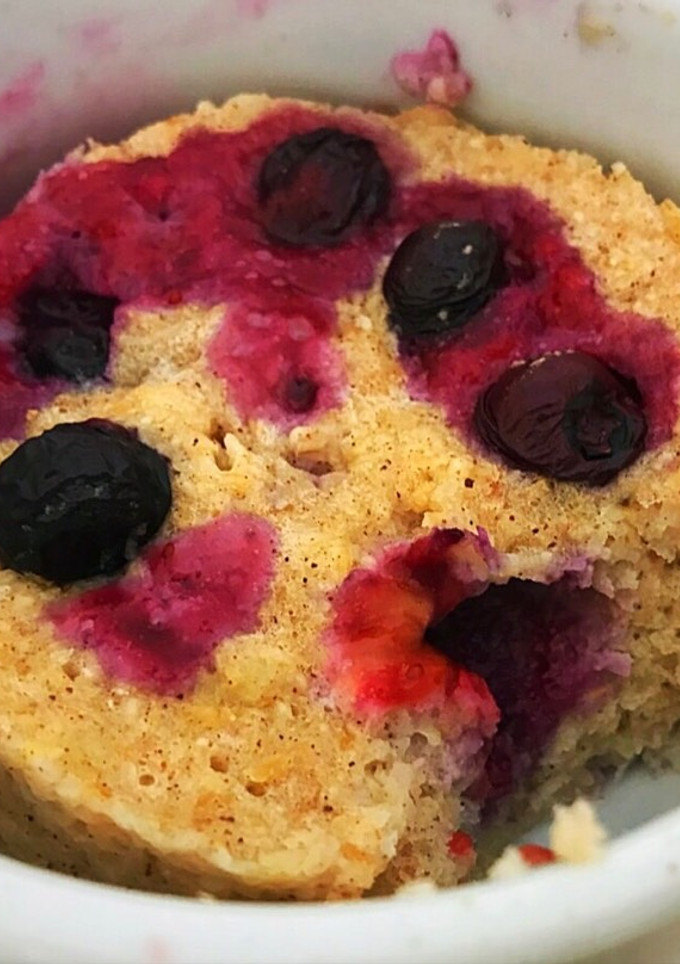 Una foto de Torta en taza light o mug cake de arándanos saludable al microondas (muffin de arándanos) 3 pasos