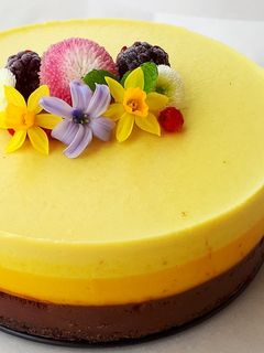 Sütés nélküli csokoládé-mangó torta recept fotója