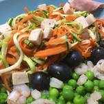 Noodles de calabacín y zanahoria con verduras y gambas