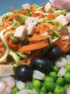 Una foto de Noodles de calabacín y zanahoria con verduras y gambas