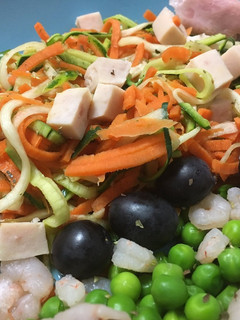 Una foto de Noodles de calabacín y zanahoria con verduras y gambas