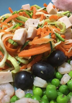 Una foto de Noodles de calabacín y zanahoria con verduras y gambas