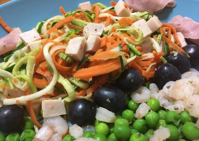 Noodles de calabacín y zanahoria con verduras y gambas Receta de Sergio