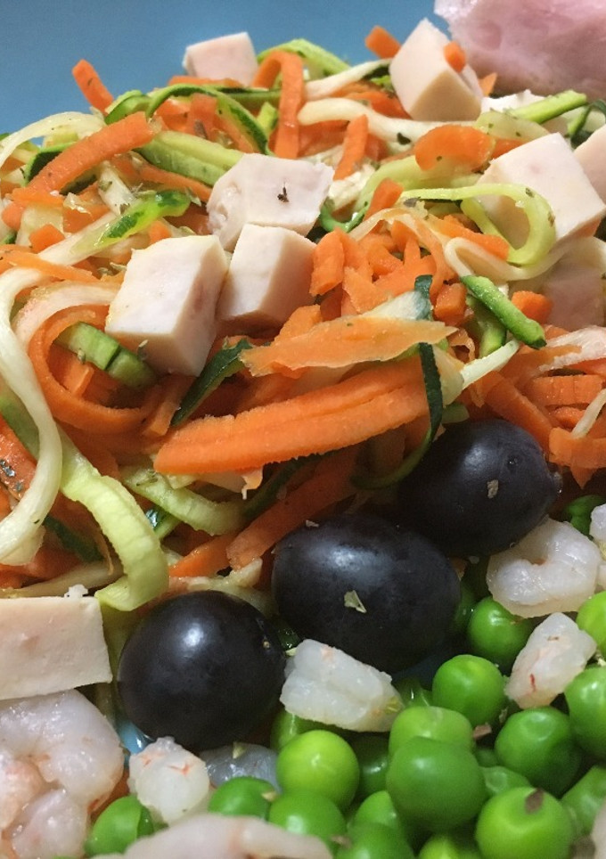 Una foto de Noodles de calabacín y zanahoria con verduras y gambas