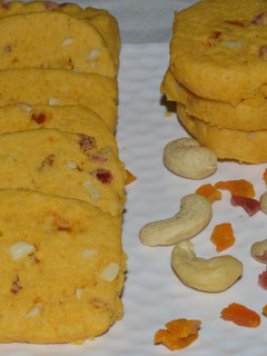 कराची टूटी फ्रूटी बिस्कुट (karachi tutti frutti biscuit recipe in Hindi) रेसिपी मुख्य फोटो