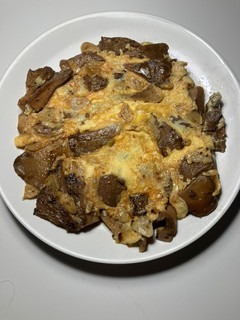 Una foto de Tortilla mal hecha, de setas al ajillo, en wok