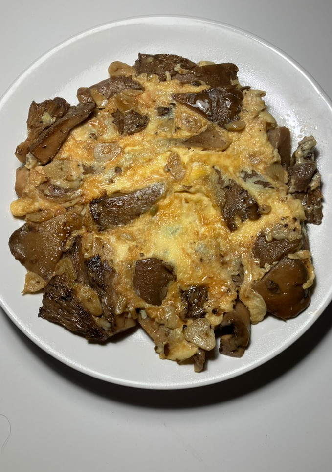 Una foto de Tortilla mal hecha, de setas al ajillo, en wok