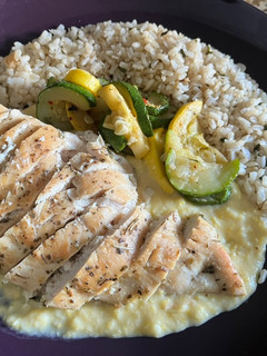 Una foto de Pollo a las hierbas con salsa de choclo y arroz