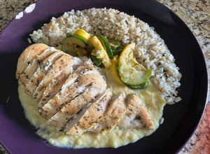 Una foto de Pollo a las hierbas con salsa de choclo y arroz