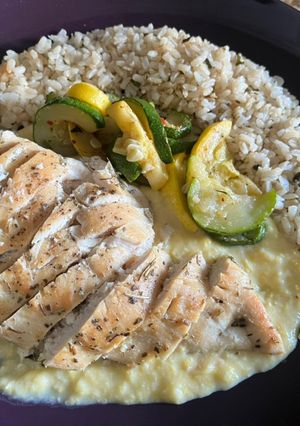 Una foto de Pollo a las hierbas con salsa de choclo y arroz