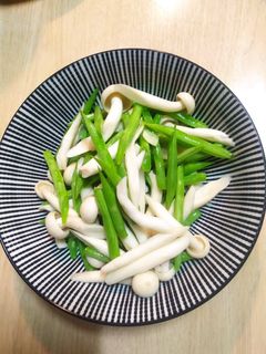 蒜香四季豆白精靈菇 的食譜成品照片