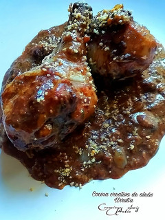 Una foto de Muslos de pollo en salsa de cebolla con chocolate y frutos secos