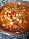 Garbanzos con pimientos y chistorra