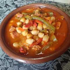 Una foto de Garbanzos con pimientos y chistorra
