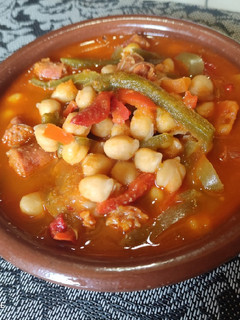 Una foto de Garbanzos con pimientos y chistorra