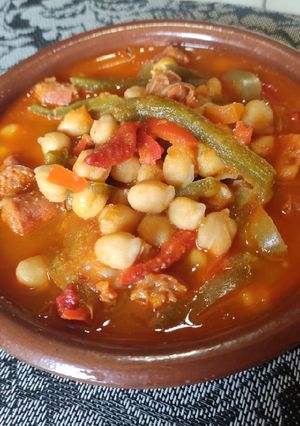 Una foto de Garbanzos con pimientos y chistorra