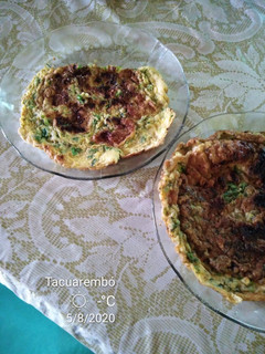 Una foto de Tortilla de cebolla verdeo como yo la hago.. Fácil y simple 3 ingred