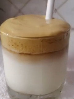 ડાલ્ગોના કોફી (Dalgona Coffee Recipe In Gujarati) રેસીપી મુખ્ય ફોટો