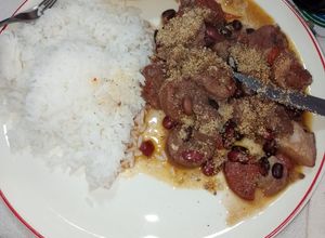 Una foto de Feijoada con arroz