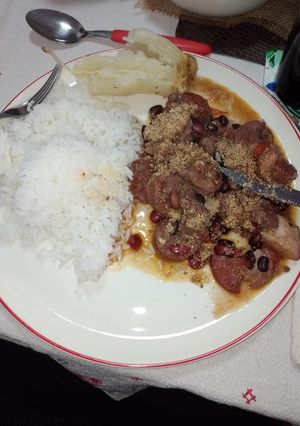 Una foto de Feijoada con arroz