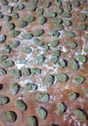 Una foto de Ñoquis de espinaca y papas