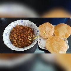 A picture of Pindi Chole and Poori.
