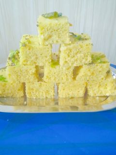 झटपट खमंग ढोकळा (dhokla recipe in marathi) रेसिपी चे मुख्य फोटो