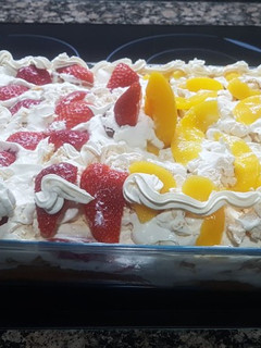 Una foto de Chajá con fresas y melocotón