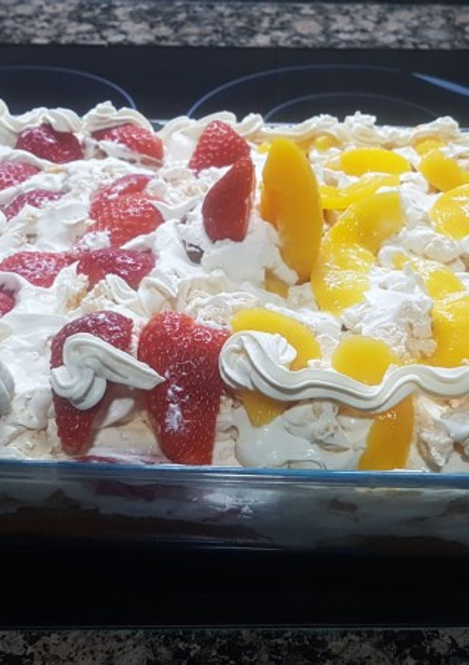 Una foto de Chajá con fresas y melocotón
