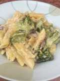 Rigatoni con brócoli, panceta y queso fundido