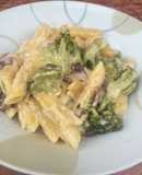 Rigatoni con brócoli, panceta y queso fundido
