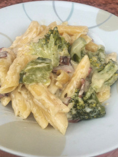 Una foto de Rigatoni con brócoli, panceta y queso fundido
