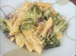 Una foto de Rigatoni con brócoli, panceta y queso fundido