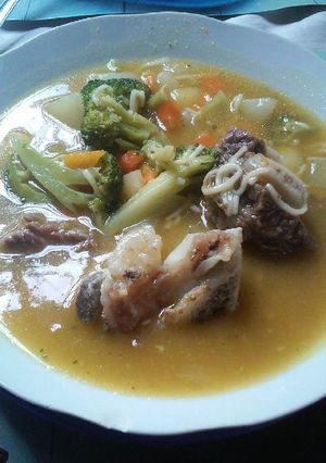 Una foto de Sopa de res y vegetales