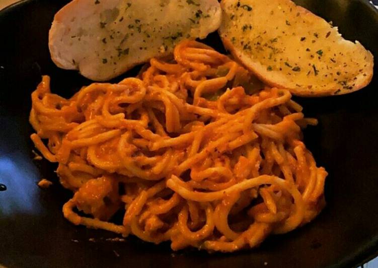 Tomato noodles with garlic bread