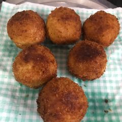 A picture of Chicken cheese ball.