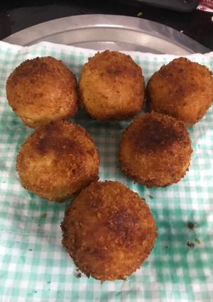 A picture of Chicken cheese ball.
